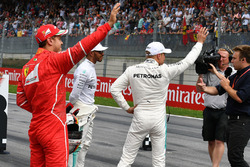 Sebastian Vettel, Ferrari, Lewis Hamilton, Mercedes AMG F1, y el ganador de la pole Valtteri Bottas,