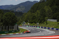 Kimi Raikkonen, Ferrari SF70H, Stoffel Vandoorne, McLaren MCL32