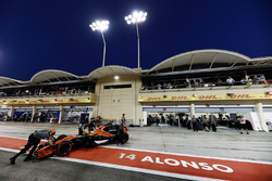 Fernando Alonso, McLaren MCL32, vuelve al garaje de McLaren