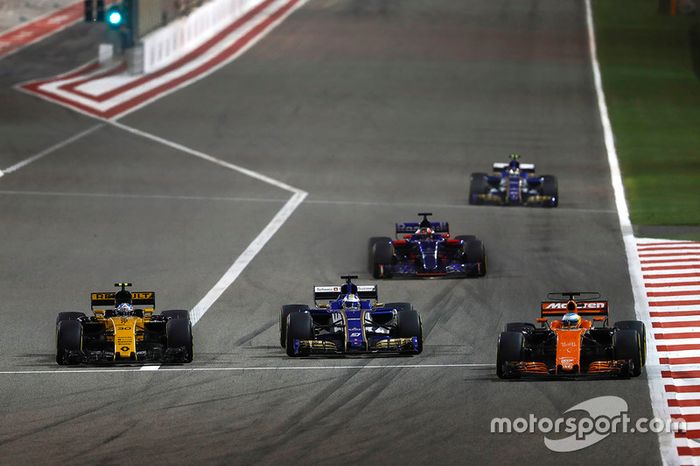 Fernando Alonso, McLaren MCL32, lidera a Marcus Ericsson, Sauber C36 y Jolyon Palmer, Renault Sport F1 Team RS17