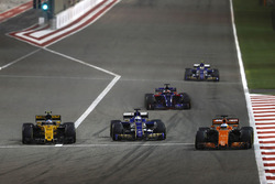 Фернандо Алонсо, McLaren MCL32, їде попереду Маркуса Ерікссона, Sauber C36, та Джоліона Палмера, Ren