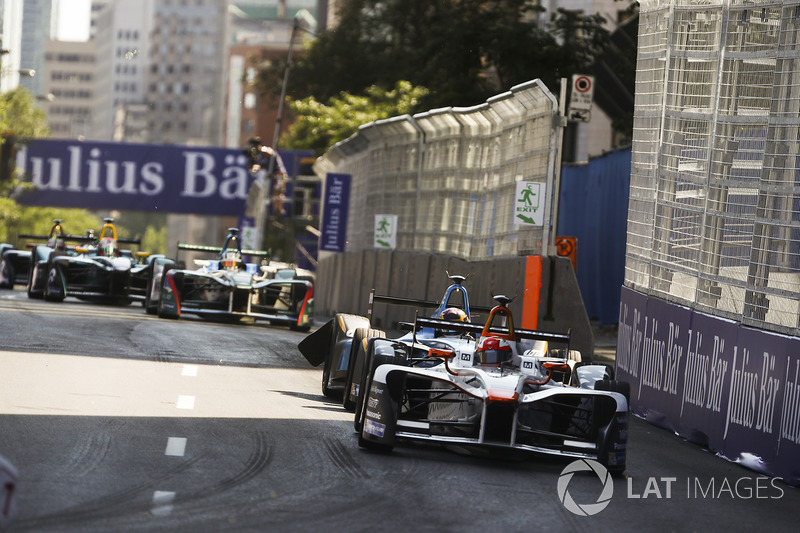 Loic Duval, Dragon Racing, leads Sébastien Buemi, Renault e.Dams, in his damaged car