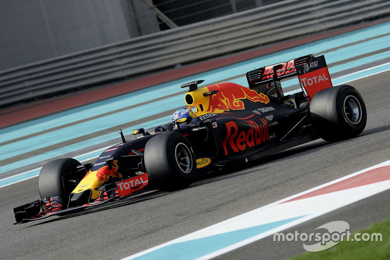 Daniel Ricciardo, Red Bull Racing test met banden van Pirelli voor 2017 Pirelli