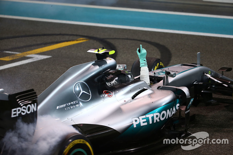 Segundo lugar a Nico Rosberg de Mercedes AMG F1 W07 celebra su campeonato del mundo al final de la c