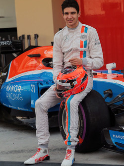 Esteban Ocon, Manor Racing lors d'une photo de l'équipe
