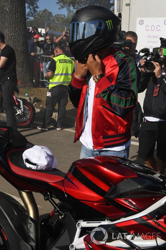 Lewis Hamilton, Mercedes AMG F1 llega en su moto