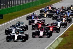 Lewis Hamilton, Mercedes AMG F1 W08, Esteban Ocon, Sahara Force India F1 VJM10, at the start of the race