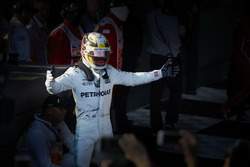 Lewis Hamilton, Mercedes AMG, deuxième, fête son podium dans le Parc Fermé