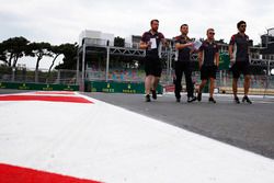 Kevin Magnussen, Haas F1 Team camina por el circuito con el equipo