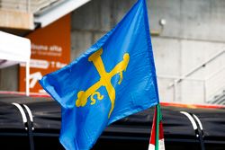 Bandera de apoyo a Fernando Alonso, McLaren