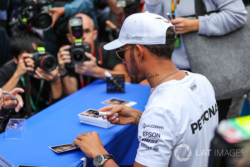Lewis Hamilton, Mercedes AMG F1 signs autographs for the fans