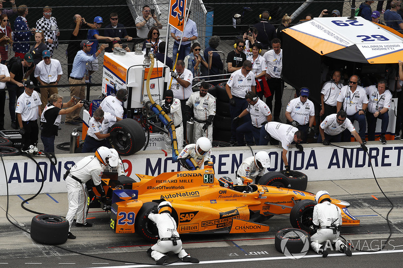 Fernando Alonso, McLaren-Honda-Andretti Honda, au stand