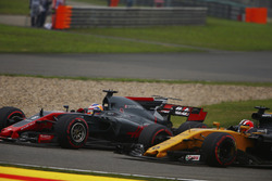 Romain Grosjean, Haas F1 Team VF-17, dépasse Nico Hulkenberg, Renault Sport F1 Team RS17