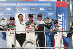 Podium: Le vainqueur Tiago Monteiro, Honda Racing Team JAS, Honda Civic WTCC, le deuxième Norbert Michelisz, Honda Racing Team JAS, Honda Civic WTCC, le troisième Thed Björk, Polestar Cyan Racing, Volvo S60 Polestar TC1, Mehdi Bennani, Sébastien Loeb Racing, Citroën C-Elysée WTCC