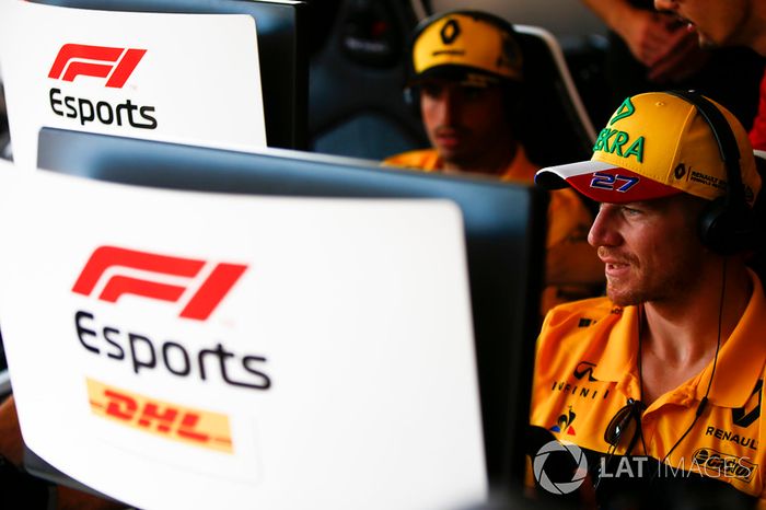 Carlos Sainz Jr., Renault Sport F1 Team, y Nico Hulkenberg, Renault Sport F1 Team, prueban el F1 eSports