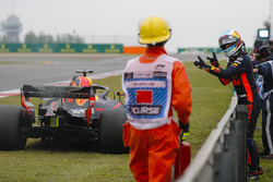 Daniel Ricciardo, Red Bull Racing, attend près de sa voiture à l'arrêt