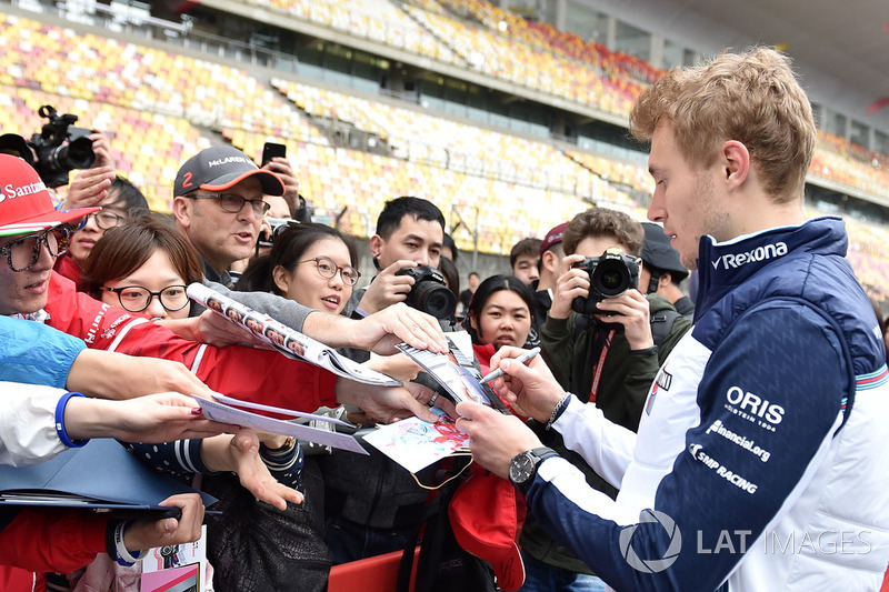 Sergey Sirotkin, Williams, signe des autographes