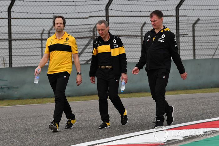 Ciaron Pilbeam, Renault Sport F1 Team, Bob Bell, Renault Sport F1 Team and Alan Permane, Renault Sport F1 Team Race Engineer walk the track