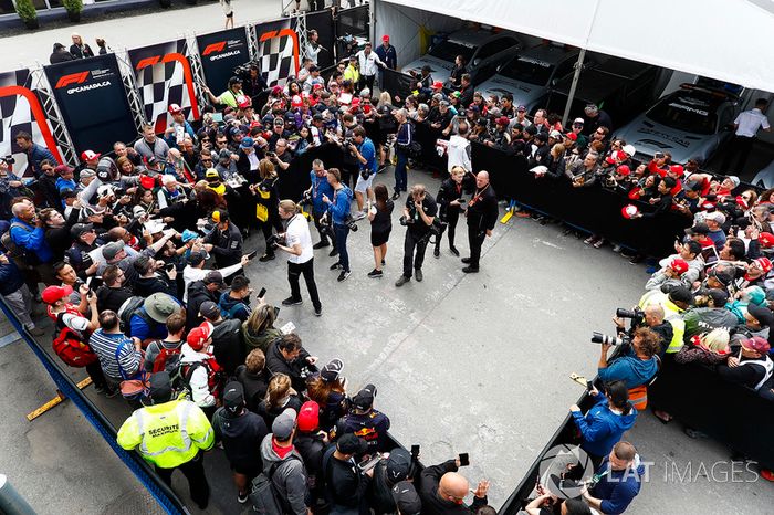 Fernando Alonso, McLaren, Carlos Sainz Jr., Renault Sport F1 Team,y Stoffel Vandoorne, McLaren con los medios