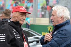 Niki Lauda, Mercedes AMG F1 Non-Executive Chairman en Charlie Whiting, FIA Delegate op de grid