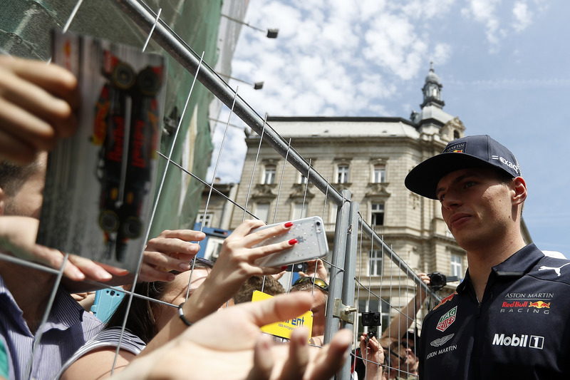 Max Verstappen, Red Bull Racing deelt handtekeningen uit