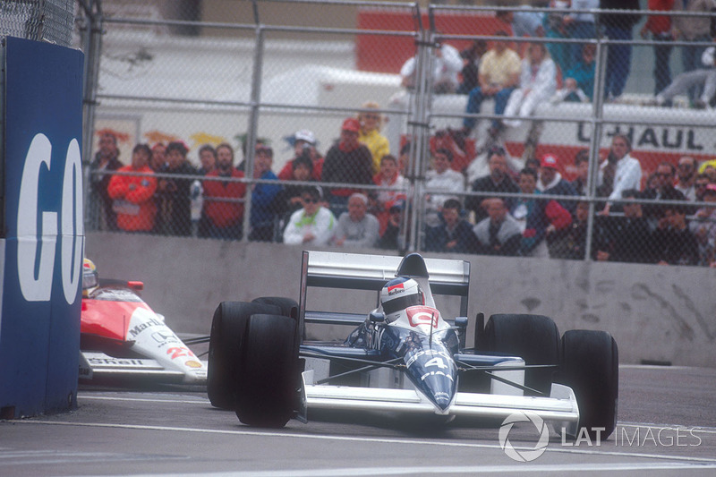 Jean Alesi, Tyrrell 018 Ford devant Ayrton Senna, Mclaren MP4/5B Honda