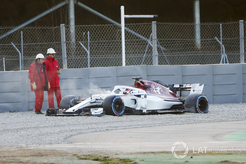 Charles Leclerc, Sauber C37, terdampar di jebakan pasir