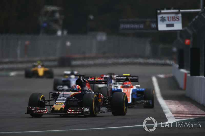 Daniil Kvyat, Scuderia Toro Rosso STR11, Esteban Ocon, Manor MRT05