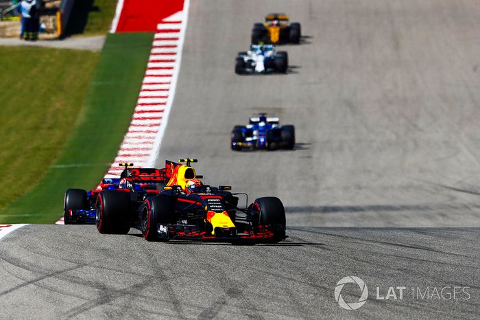 Max Verstappen, Red Bull Racing RB13, Daniil Kvyat, Scuderia Toro Rosso STR12
