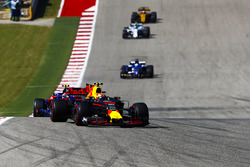 Max Verstappen, Red Bull Racing RB13, Daniil Kvyat, Scuderia Toro Rosso STR12