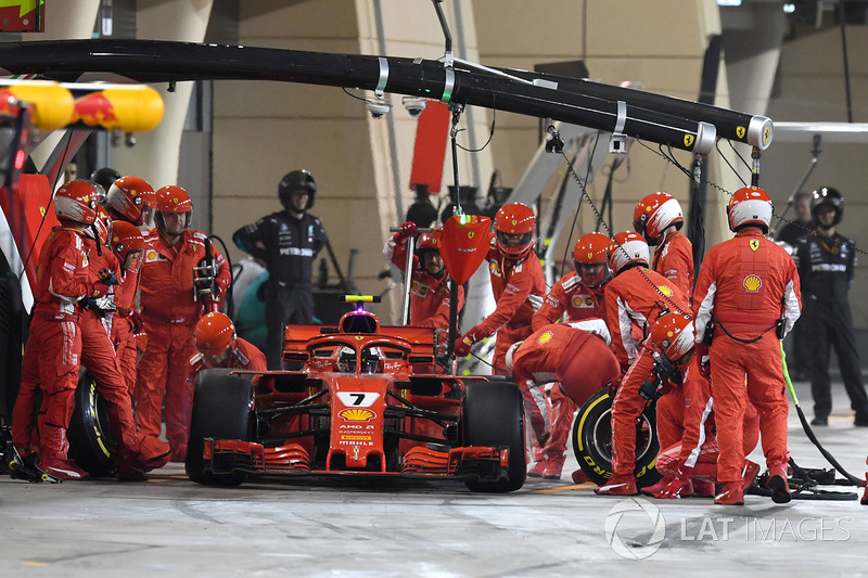 Kimi Raikkonen, Ferrari SF71H menabrak mekanik saat pitstop