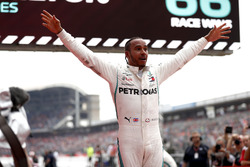 Lewis Hamilton, Mercedes AMG F1, fête sa victoire dans le Parc Fermé