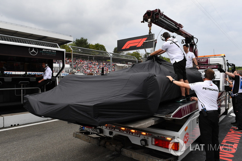 Mobil Lewis Hamilton, Mercedes-AMG F1 W09 di truk pengangkut