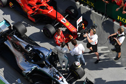 Lewis Hamilton, Mercedes-AMG F1 e Sebastian Vettel, Ferrari, festeggiano nel parco chiuso