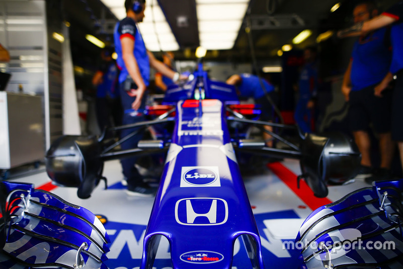 Suasana garasi Brendon Hartley, Toro Rosso STR13