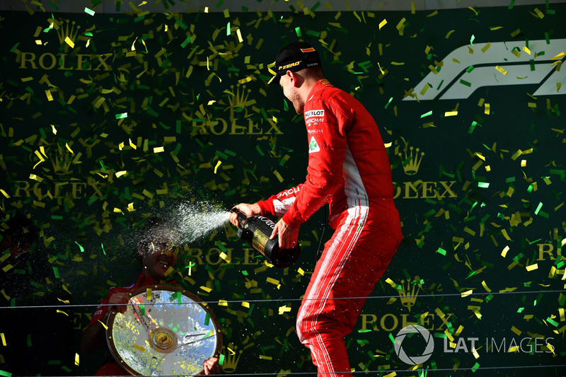 Le vainqueur Sebastian Vettel, Ferrari fête sa victoire avec du champagne sur le podium