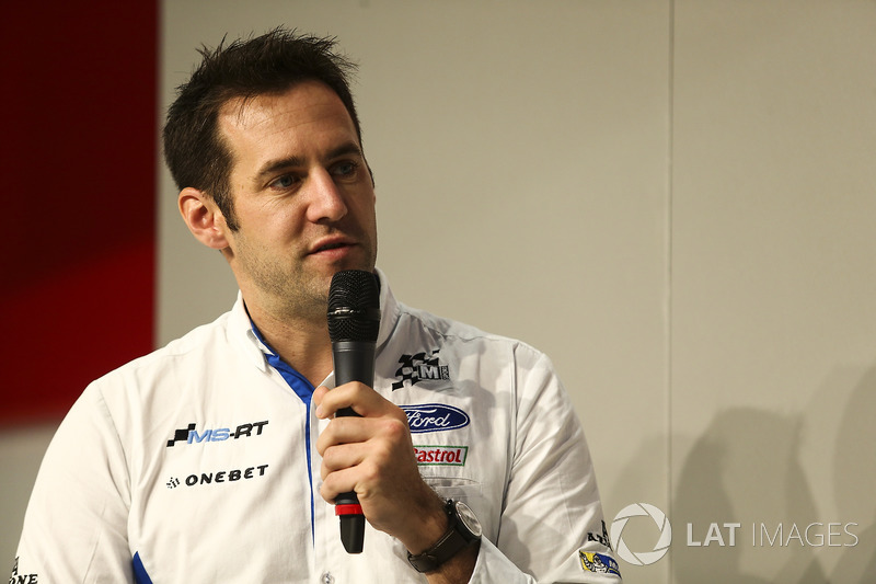Richard Millener habla con Henry Hope-Frost en el Autosport Stage
