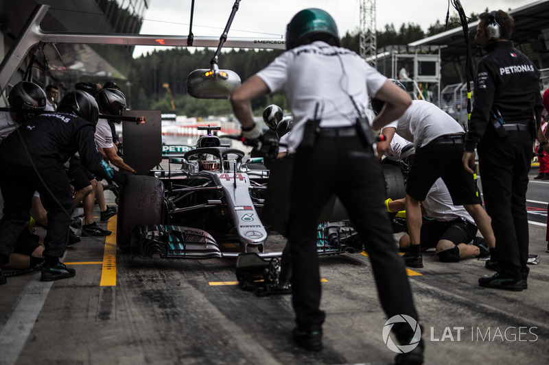 Lewis Hamilton, Mercedes-AMG F1 W09, s'arrête au stand