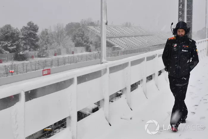 Un mecánico de Red Bull Racing con la nieve