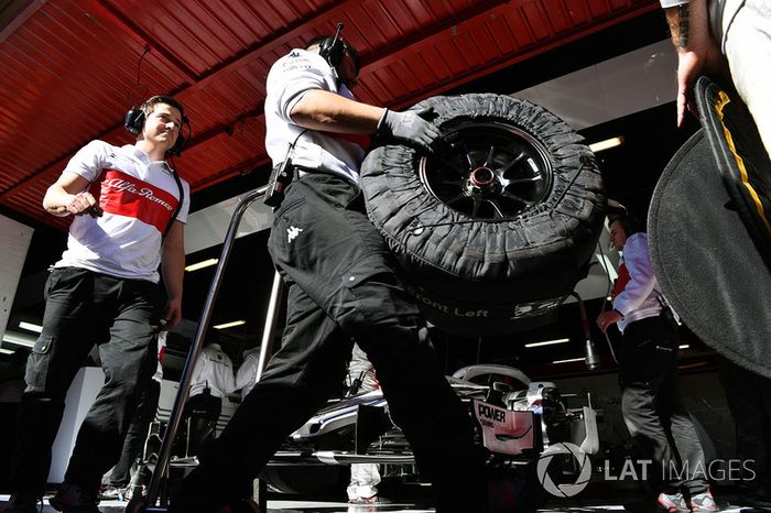 Mecánicos de Alfa Romeo Sauber F1 Team y llantas Pirelli