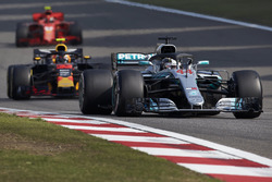 Lewis Hamilton, Mercedes AMG F1 W09, Max Verstappen, Red Bull Racing RB14 Tag Heuer