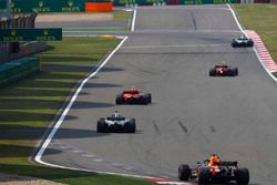 Kimi Raikkonen, Ferrari SF71H, Lewis Hamilton, Mercedes AMG F1 W09, y Daniel Ricciardo, Red Bull Racing RB14 Tag Heuer