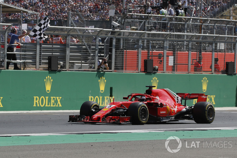 Le vainqueur Sebastian Vettel, Ferrari SF71H passe sous le drapeau à damier