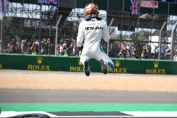Ganador de la pole Lewis Hamilton, Mercedes-AMG F1 celebra en parc ferme
