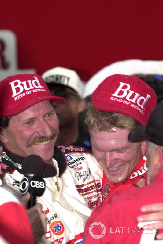 Ganador de la carrera Dale Earnhardt, Jr. celebra con su padre, Dale Earnhardt