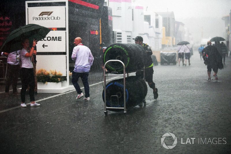 Дощ у паддоку після гонки