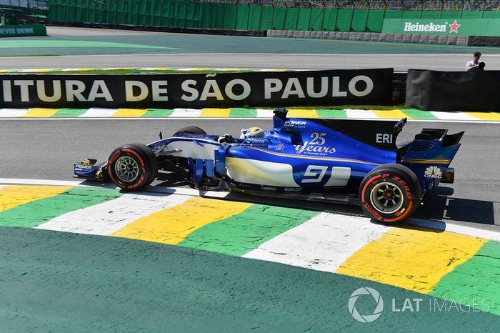 Marcus Ericsson larga logo atrás de seu companheiro de equipe, em 16º