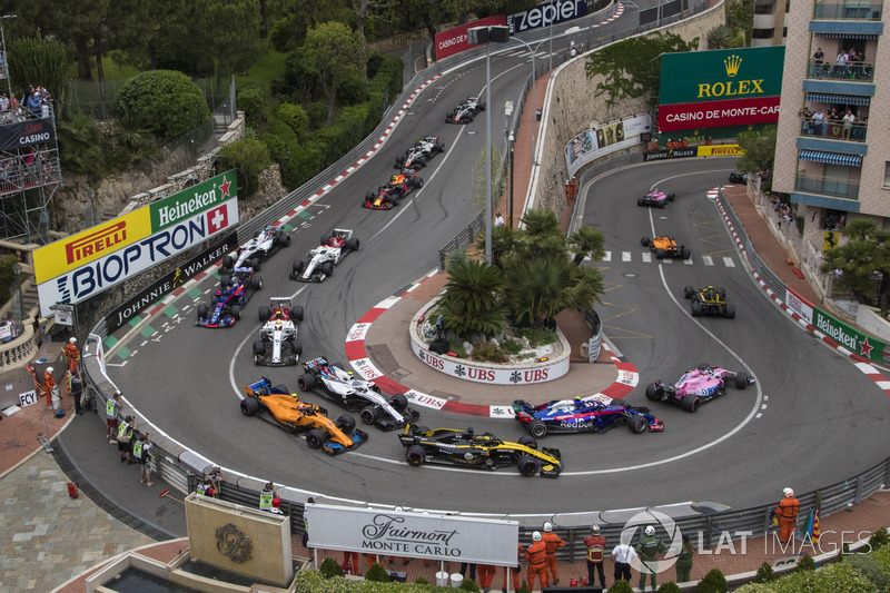 Carlos Sainz Jr., Renault Sport F1 Team R.S. 18, Stoffel Vandoorne, McLaren MCL33