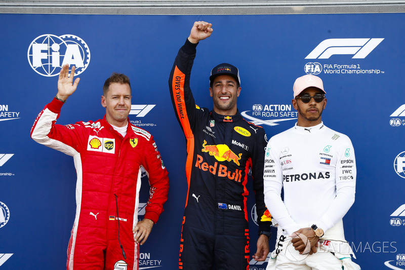 Daniel Ricciardo, Red Bull Racing, festeggia la pole position tra Sebastian Vettel, Ferrari, e Lewis Hamilton, Mercedes AMG F1