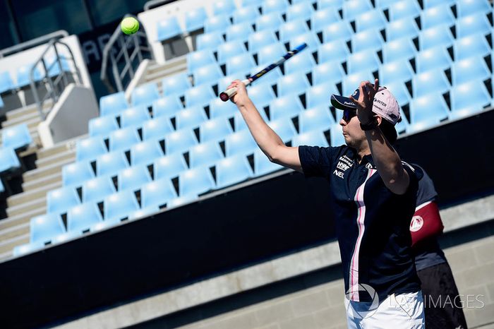 Sergio Perez, Force India juega al tenis en Melbourne Park